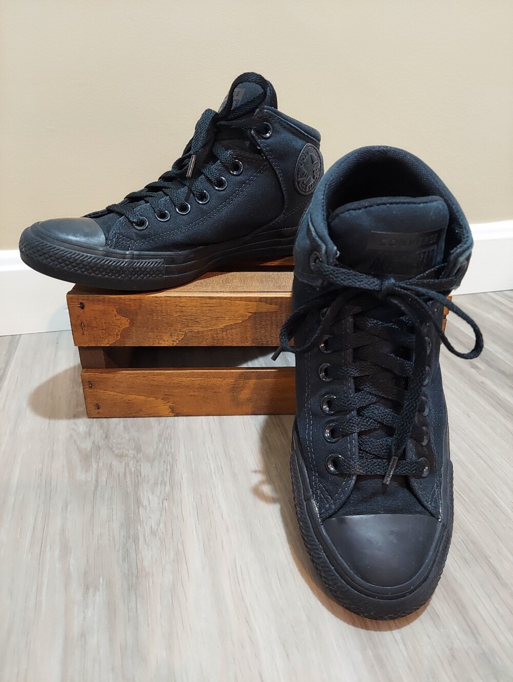 Converse CTAS Unisex Black Mid-Top Canvas Sneakers Women's 9